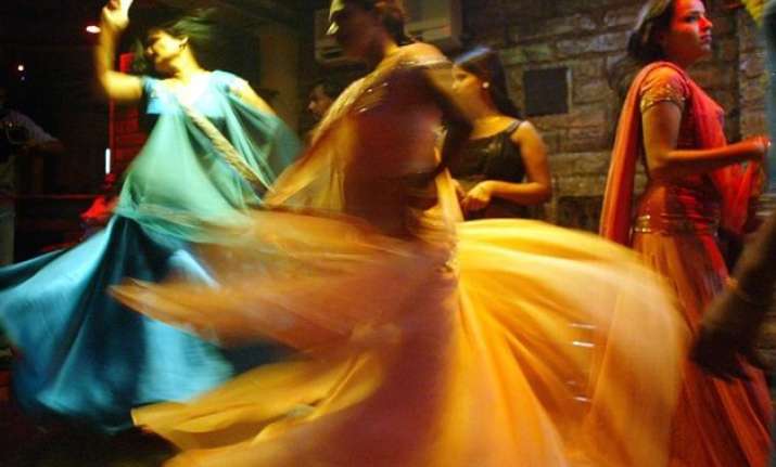 sc asks maha govt to grant licenses to dance bars by march