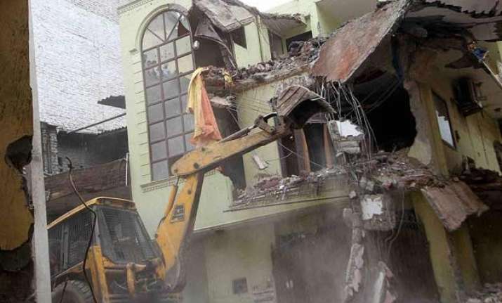 building collapse toll rises to 5 sdmc suspends 3 engineers