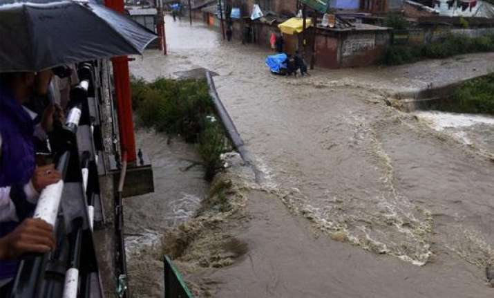 rains add to miseries of flood hit people living in tents