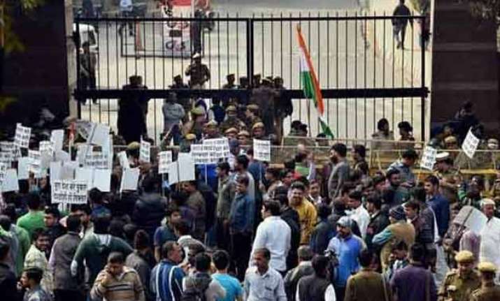 jnu row rss makes veiled attack on congress left leaders