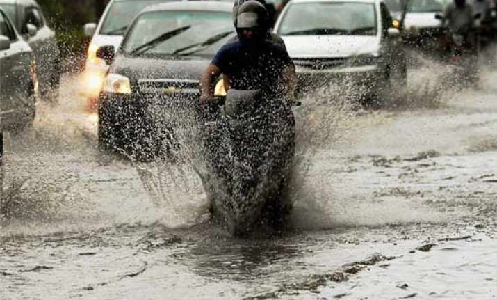 rain lashes delhi waterlogging in several areas