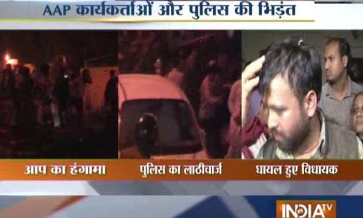 police lathicharge aap workers in delhi registers fir