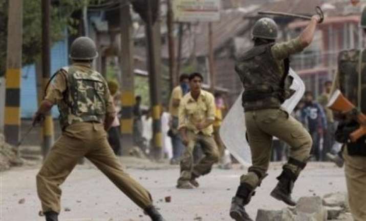 injured in stone pelting cop dies in kashmir
