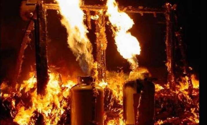 six injured in fire due to cylinder leakage