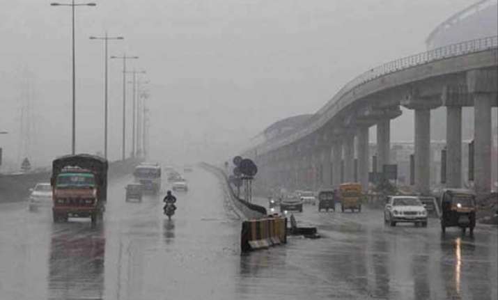 delhi witness drizzle temperature settles at 28.2 degree