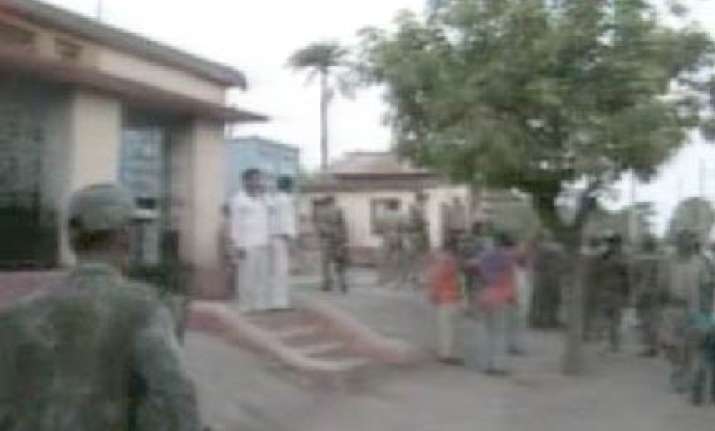 maoists ransack station blow up sbi branch in bihar