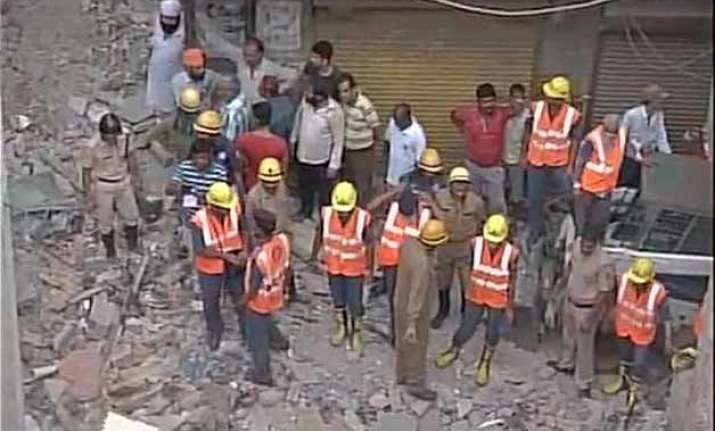 5 dead 10 injured as building collapses in west delhi