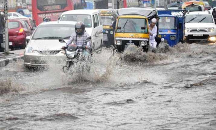 heavy rain lashes delhi