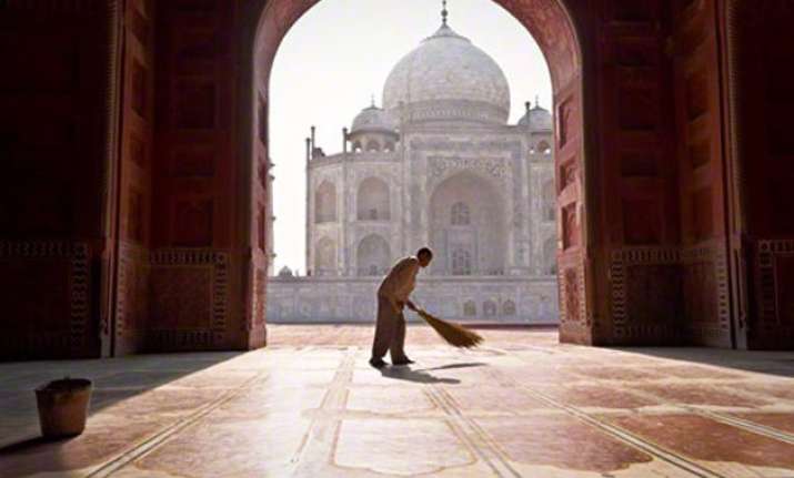 obama s taj visit 300 rs a day for some curfew for others