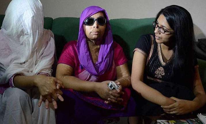 swati maliwal meets acid attack victims assures support