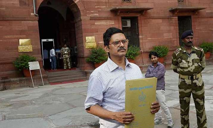 ips officer amitabh thakur locked in a tussle with mulayam