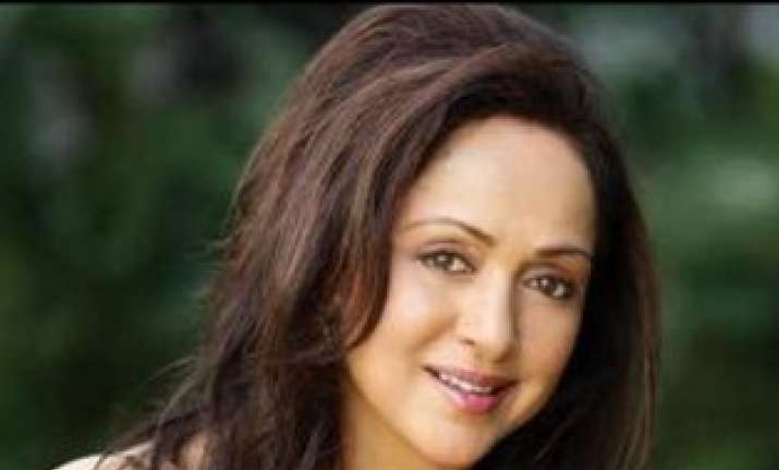 hema malini s chopper mobbed at rally venue 1 injured by