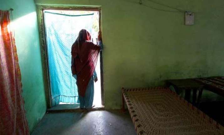 woman delivers baby on the floor after government health