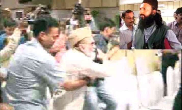 muslim scribe beaten up by shahi imam s supporters