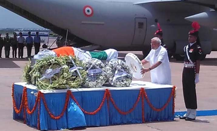 apj abdul kalam s body arrives in delhi