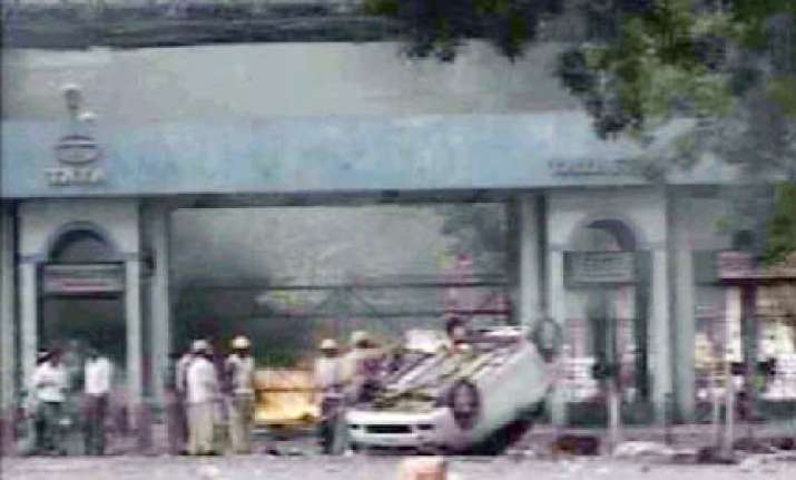 police tata guards fire in air after labourers torch