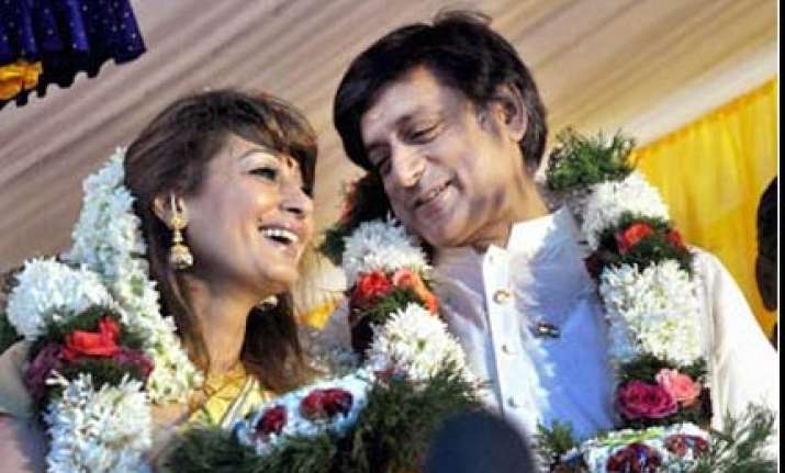 tharoor s honeymoon trip starts with technical snag