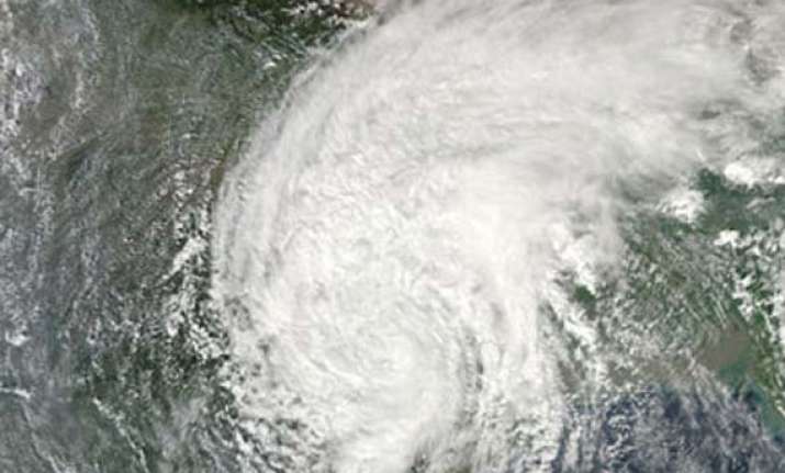 hudhud to make landfall in ap near vizag on oct 12