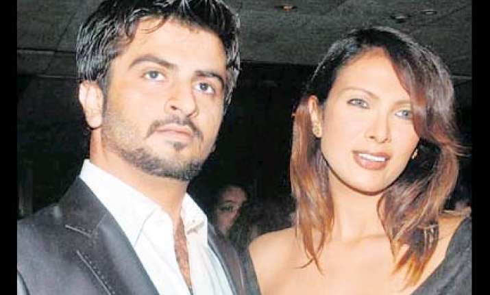 police to question model s ex boyfriend karthik