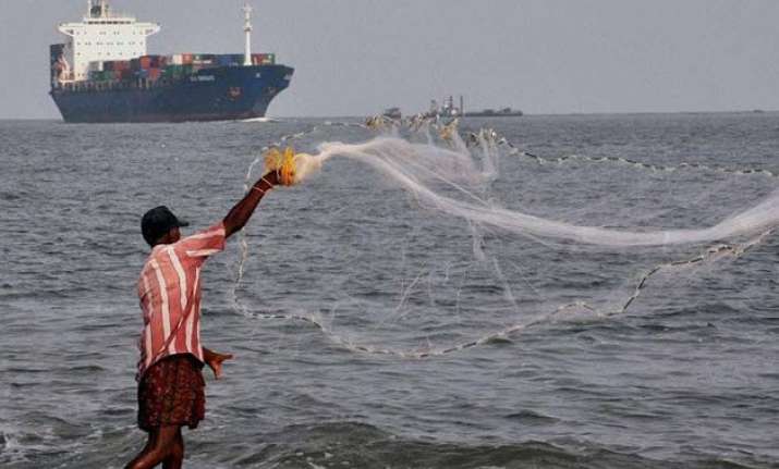 sri lanka navy arrests 19 tn fishermen