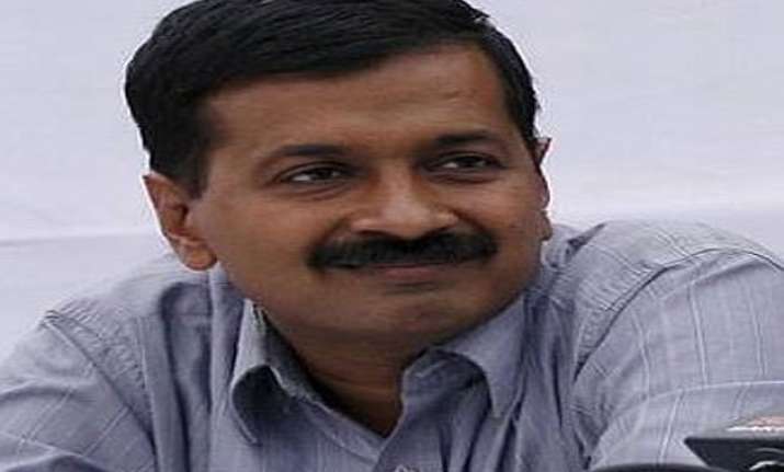 delhi cm kejriwal greets delhi university students