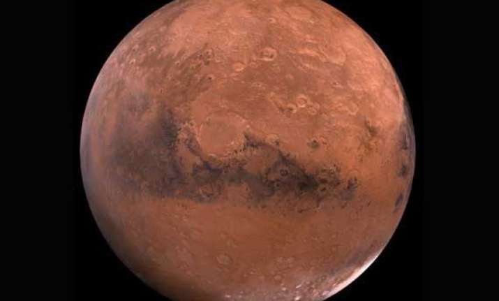 mangalyaan sends picture of mars moon phobos