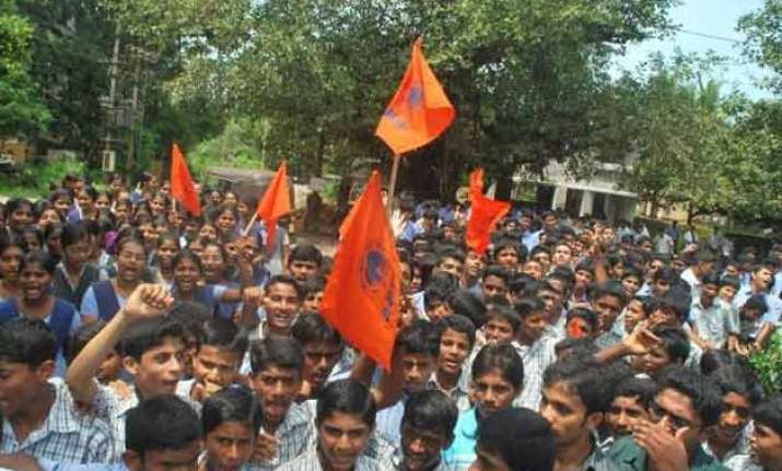 several injured as police lathicharge abvp protesters in