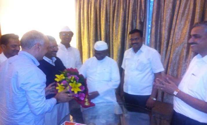 arvind kejriwal to join anna hazare to protest against land