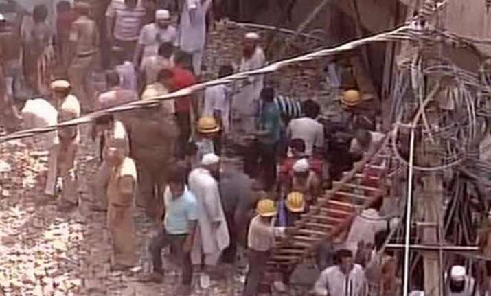 3 storey building collapses kills 1 in delhi