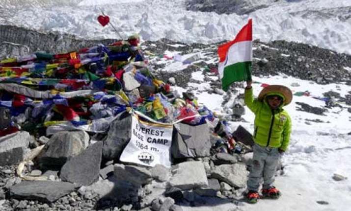 five year old indian treks up to everest base camp