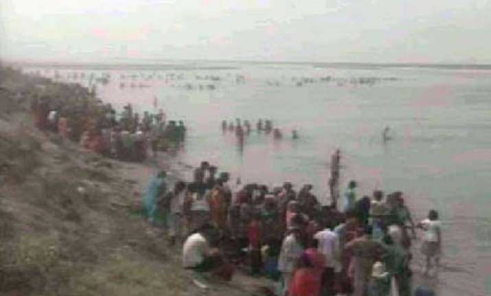 35 feared drowned as boat capsizes in ganga
