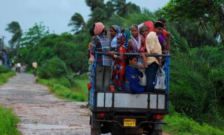 andhra evacuates 400 000 people as cyclone nears