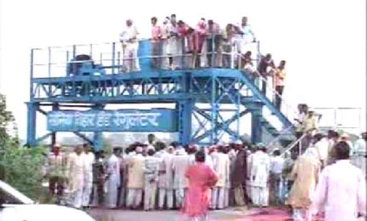 protesters block water supply to delhi