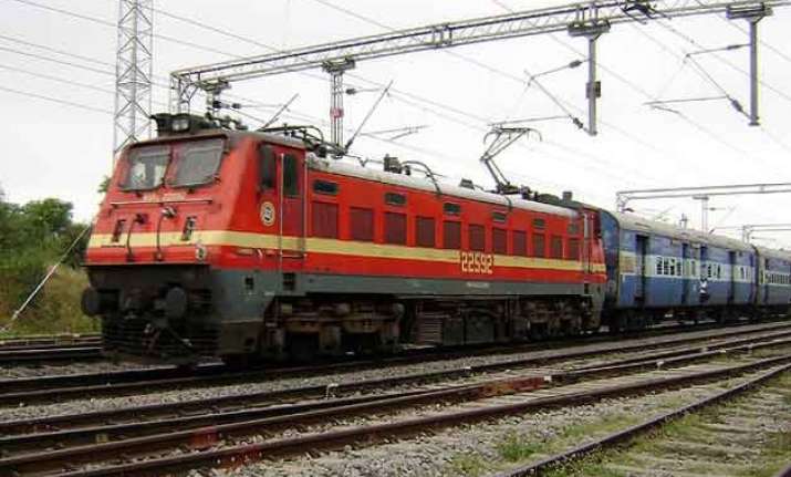 miscreants rob five passengers of howrah bound train