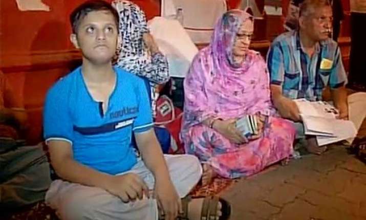 pakistani family refused accommodation in mumbai leaves