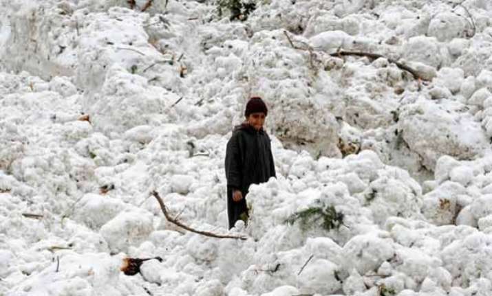 avalanche warning 27 families evacuated from kulgam