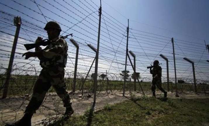 india pakistan trade heavy fire on international border in
