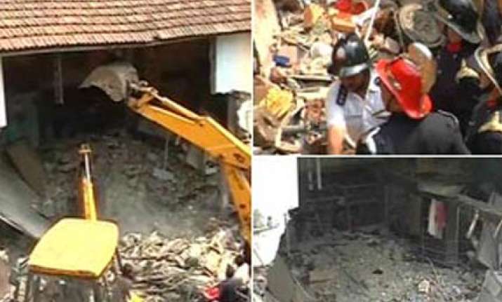 6 injured in building collapse in mumbai more feared trapped