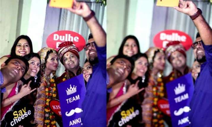 indian couple gets married with a selfie twist