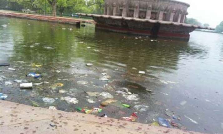 on weekends india gate remains littered with garbage