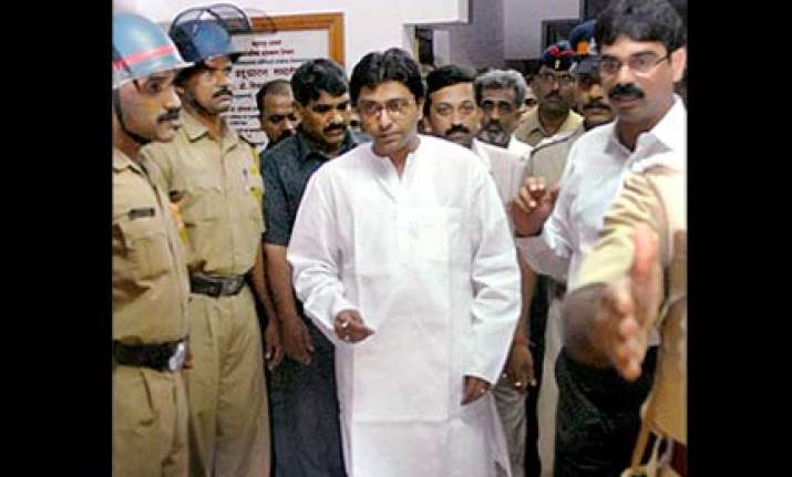 raj preaches marathi son picks english