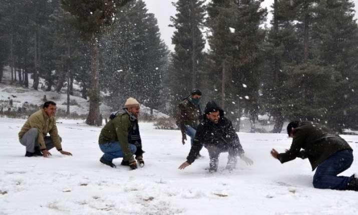 srinagar receives season s first major snowfall
