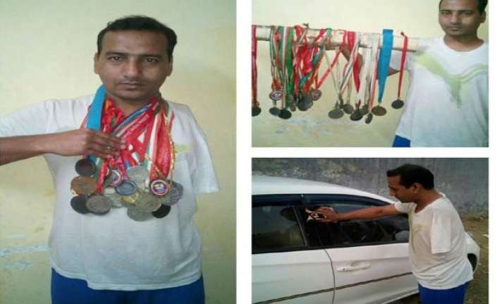 world champion para swimmer forced to wash cars to earn his