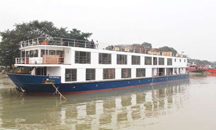 Luxury river cruise sails up to Varanasi from Patna, tourists enjoy ...