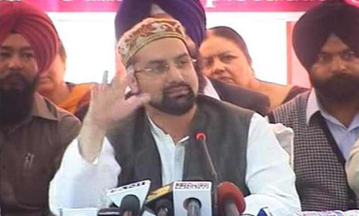 mirwaiz lone manhandled at seminar on kashmir 21 arrested