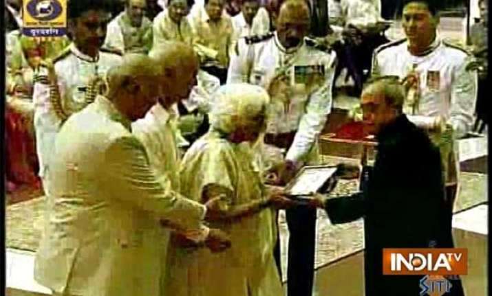 president confers bharat ratna on madan mohan malviya