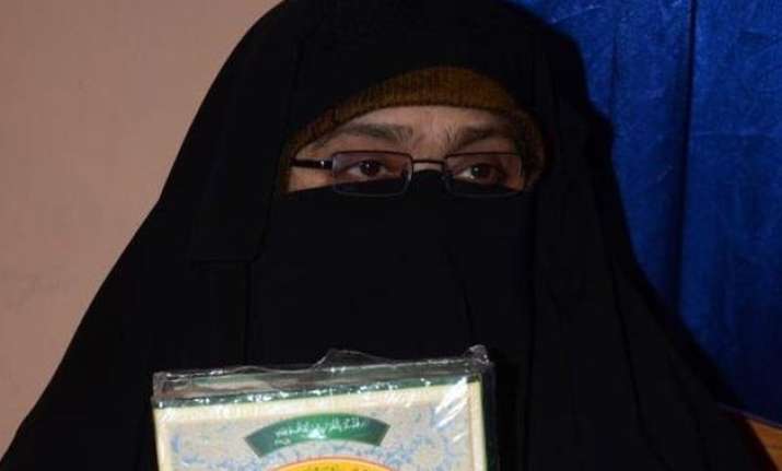 kashmiri separatist asiya andrabi booked for waving pak flag