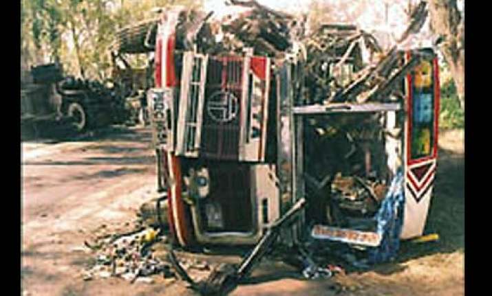 23 killed in bus truck collision in bihar