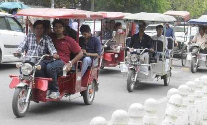 delhi government begins registering e rickshaws