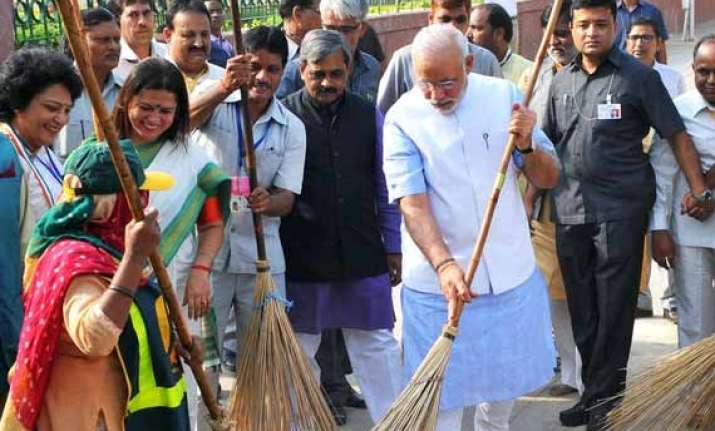 pm modi meets facebook ceo discusses clean india mission